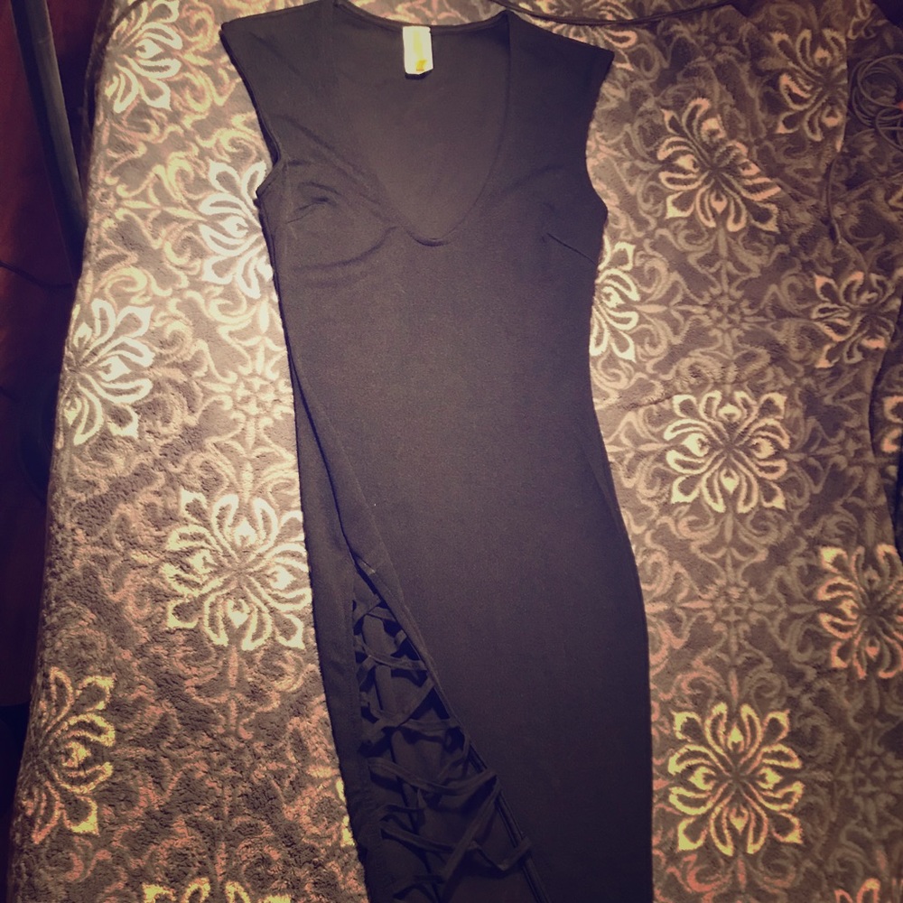 Long, low cut dress w/ leg slit 🕷